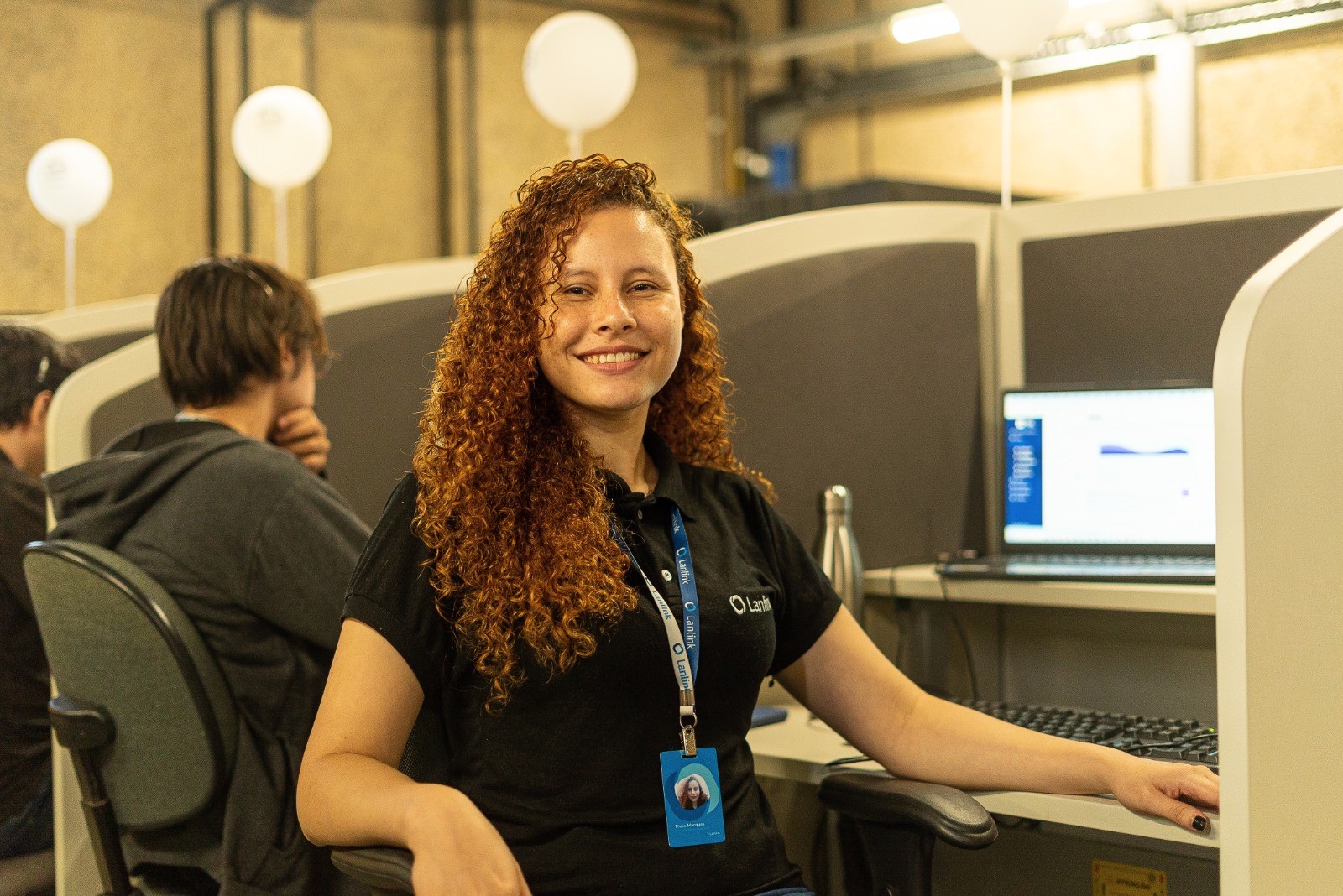 jovem em frente a computador